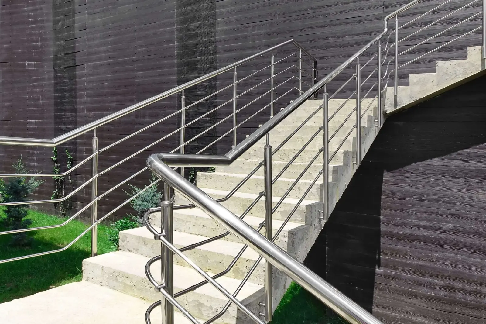 Corrimão externo bonito — obra da Arte Inox Design